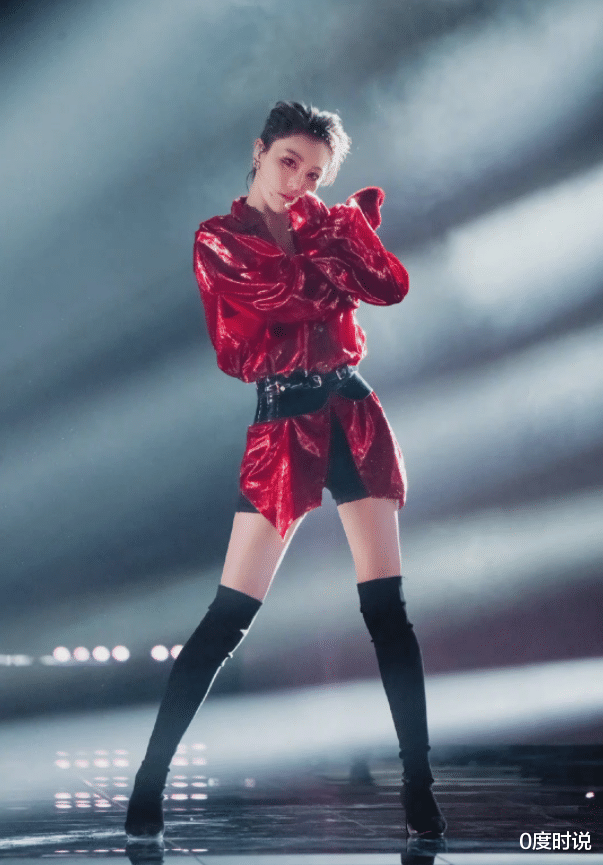 张馨予|张馨予身材有多绝？看她露出2分腿，女生都自闭了