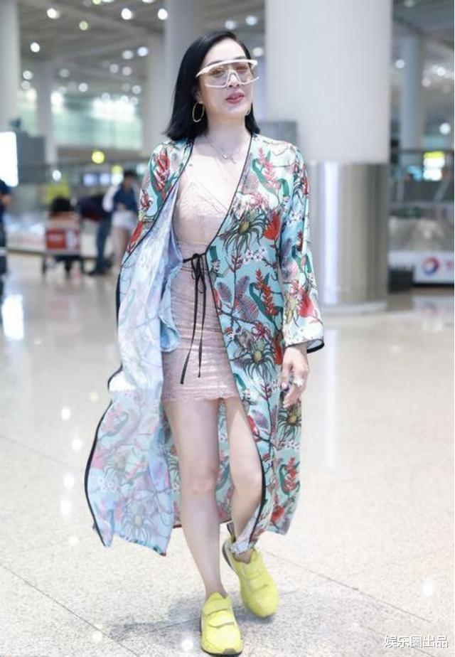 钟丽缇|50岁钟丽缇现身机场，穿睡衣出门引热议，被指擦边球打得太明显