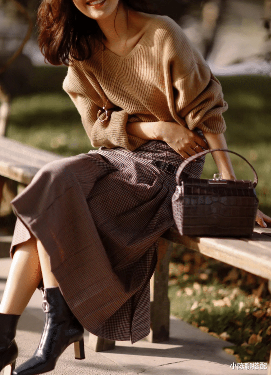 小陈聊搭配 50+女人别老穿小白鞋,今秋流行的“小短靴”太优雅,保暖还舒适