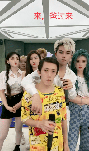 闫妮|殷世航被封号后出现“平替”,模仿其造型,自称是殷世航六姨妈生的亲弟弟