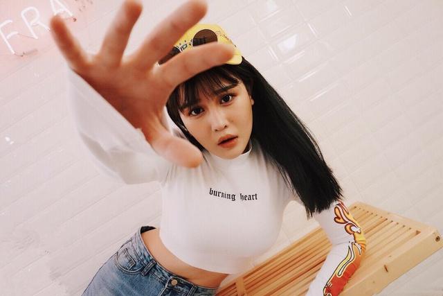 赵本山|赵本山女儿球球公开同居日常，与男友睡衣出镜，一个眼神暴露问题