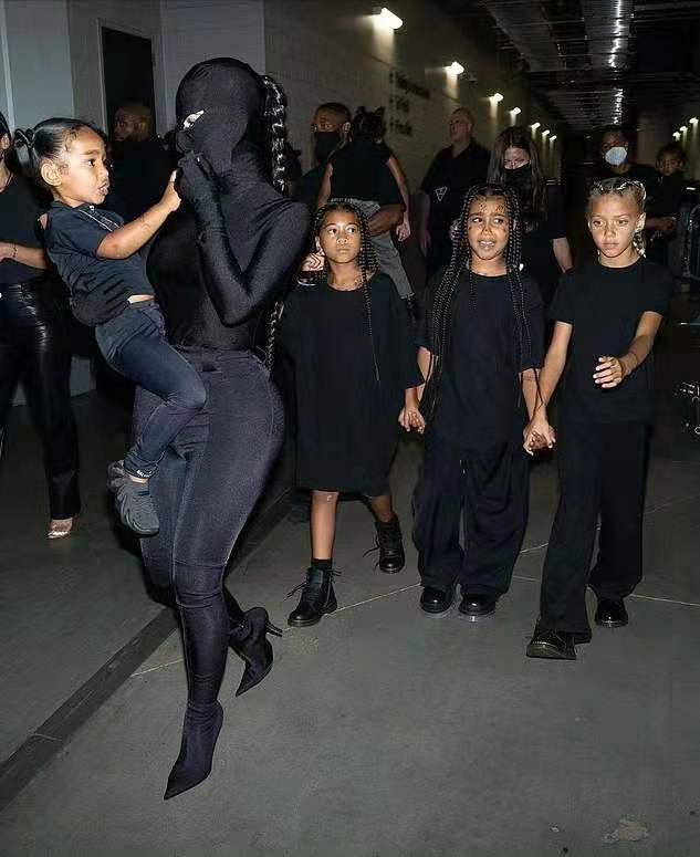 潮帮先生|卡戴珊的时尚看不懂,裹一身黑只露出眼睛嘴巴,一般人真驾驭不了