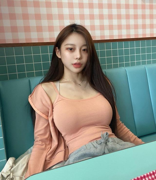 |停车场的气质性感正妹,高颜值魅力满分,甜美笑容瞬间圈粉无数