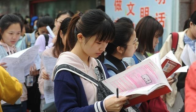 教师|“教资”考试火爆背后的真相：若找不到工作，就先去考个教师证？