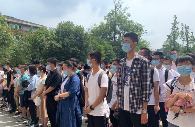 考试|参加高考时，高中生为什么不能穿校服？老师说出原因后顿开茅塞