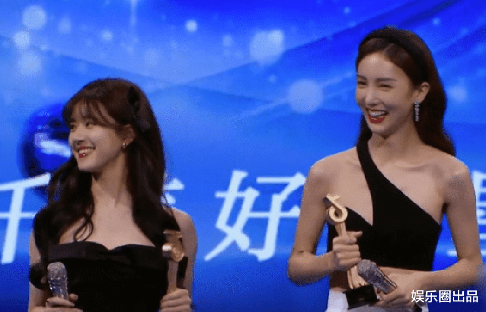 金晨|金晨和赵露思同台领奖，拿奖杯动作引起热议，经验差距一目了然