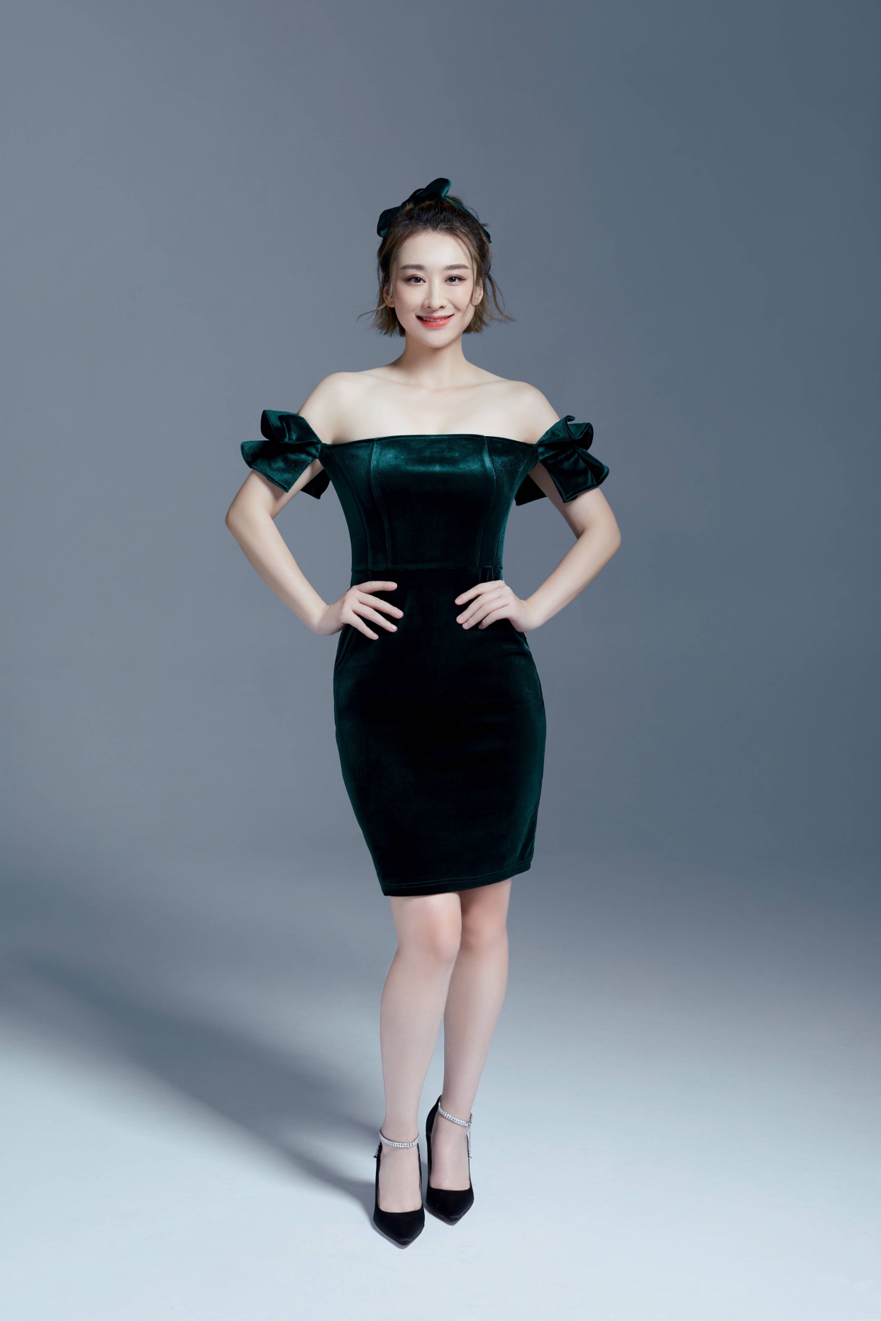 哚乐Like时尚|穆婷婷身材原来这么好，穿丝绒抹胸裙甜美娇俏，凹出“花瓶”曲线