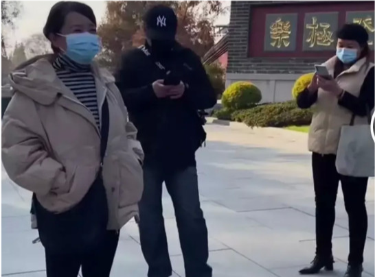 许敏|许敏游玩被跟拍，郭威和刚认亲那会有明显变化，熊磊开直播逗楷楷