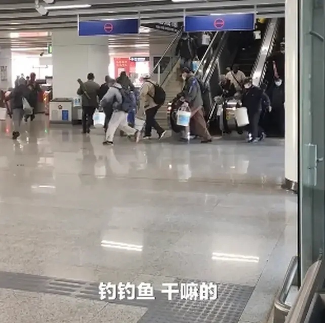 高淳|江苏南京高淳地铁出站口，每天大批老人换乘地铁去钓鱼，网友：感觉鱼要团灭了