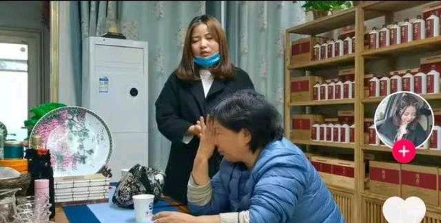 房产|房产大战后熊磊开直播：眼神黯淡素颜出镜，手戴老杜送给她的戒指