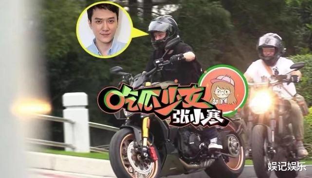 贝克汉姆|冯绍峰带儿子外出，跟赵丽颖离婚后过得很洒脱，2岁想想很懂事