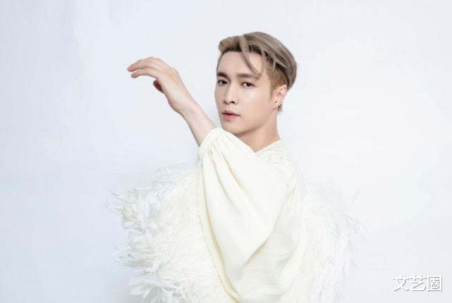 张艺兴|张艺兴成“教导主任”，和亲戚吃饭聊天劝妹妹多读书开阔眼界，正能量满满