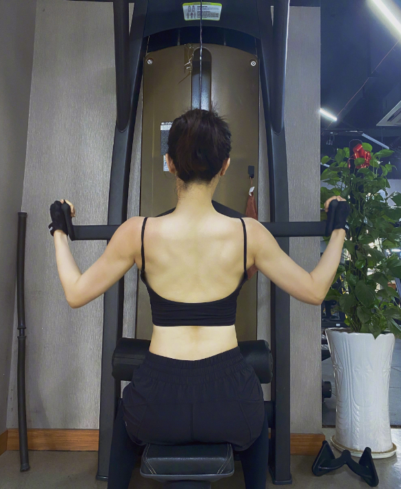 胡歌|42岁董璇水中游泳太惊艳！皮肤白皙身体曲线优美，扮人鱼动作熟练