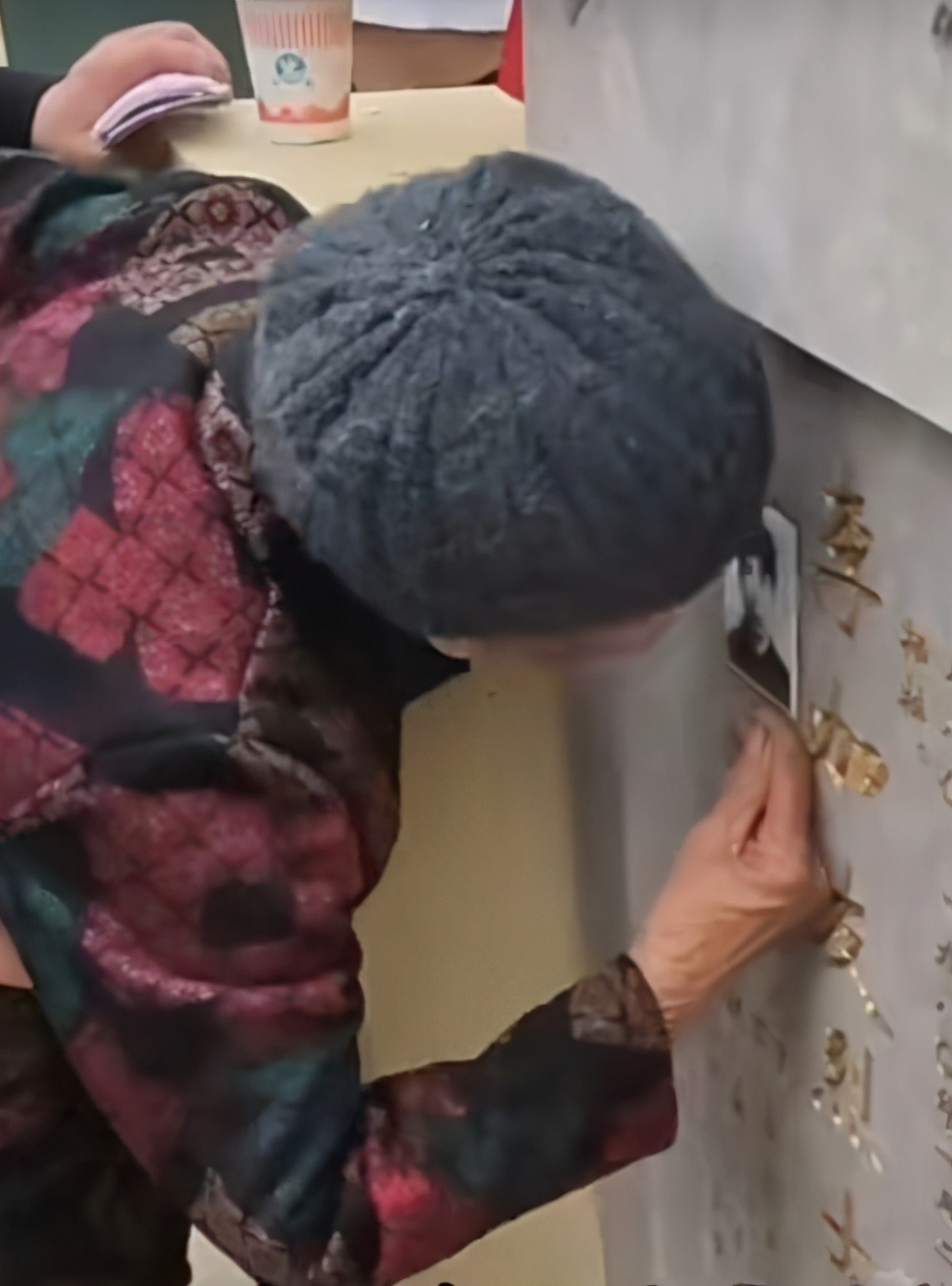 闻舞视界 迟到40年的母爱：百岁母亲祭奠烈士儿子，亲吻墓碑瞬间看哭网友