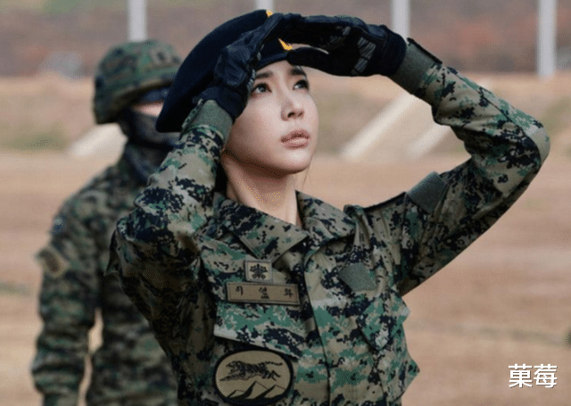 菓莓 韩国“美女模特”空降部队，撩到兵哥哥，网友：太有女人味了