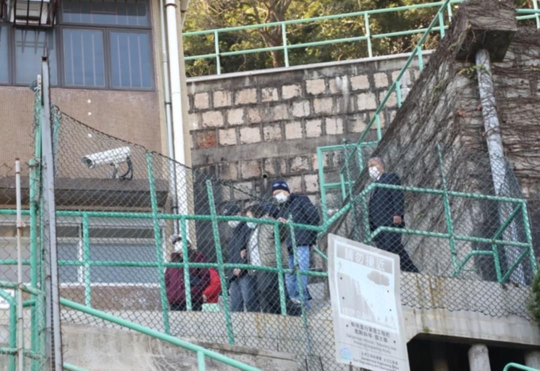 李嘉诚|93岁李嘉诚元旦携子孙拜祭亡妻,港媒却厚脸皮问:何时再捐钱?