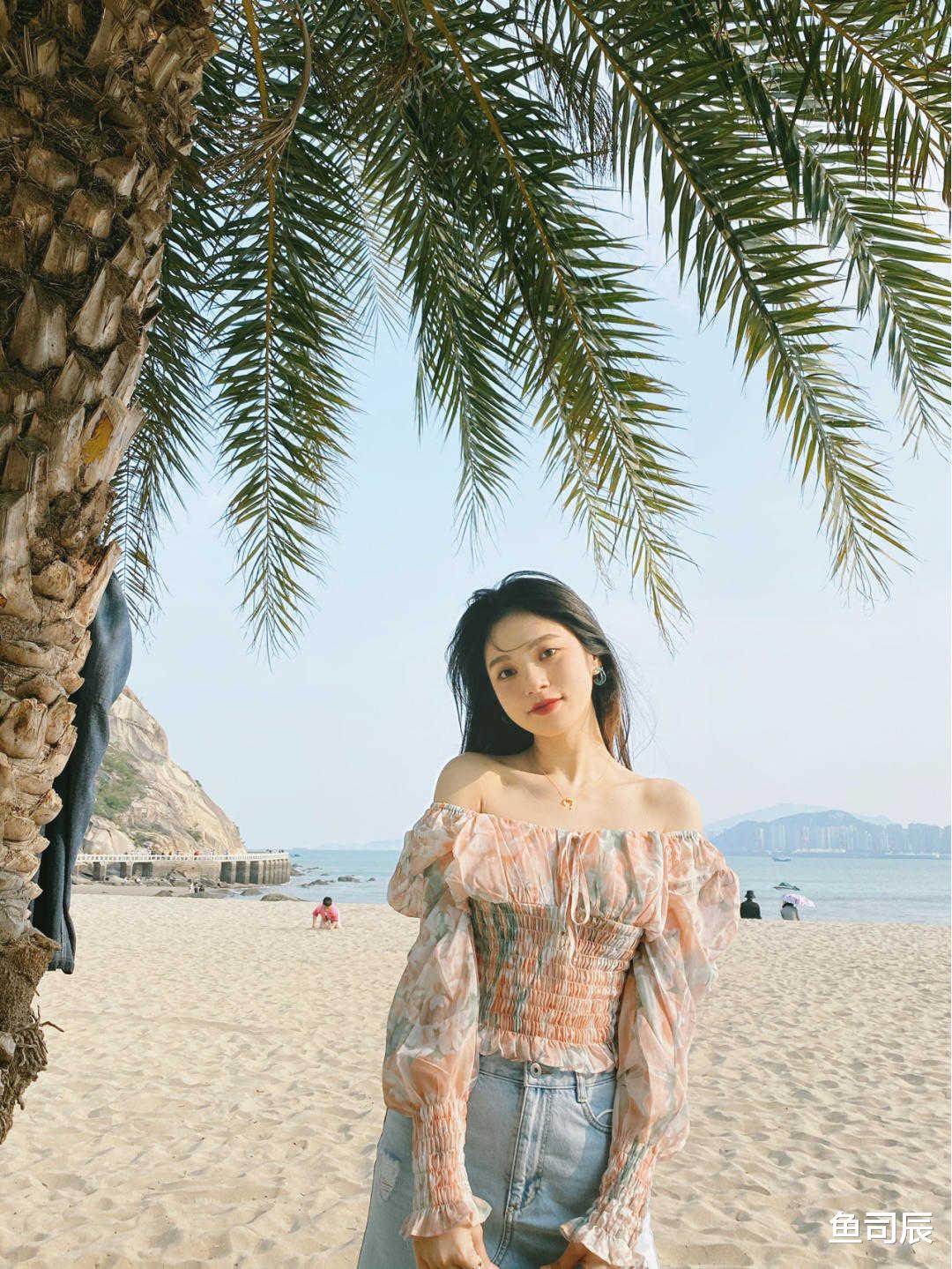 鱼司辰|今夏，女神都在这么穿，印花上衣搭配牛仔裤简约利落，美如初恋
