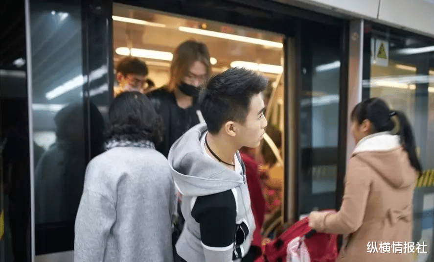 何猷龙|哥哥住10亿豪宅买7辆迈巴赫,弟弟却坐地铁出门,在机场躺地上睡觉