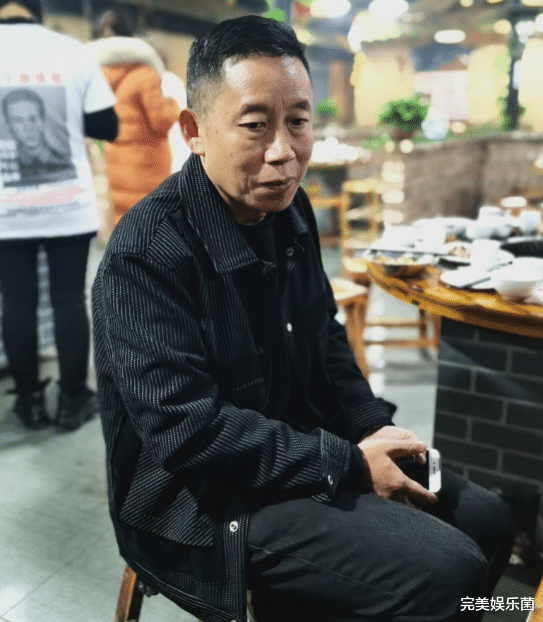 孙卓被网友“投食”,快递员自称跑断腿,卓妈怀抱鲜花笑出鱼尾纹