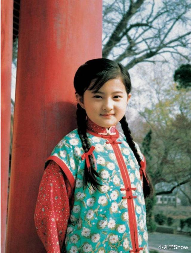 金铭|“小婉君”金铭罕见走机场，迷彩棉服差点认不出，大背头发型抢镜