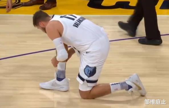 湖人队|11-0！11-0！工作人员看不下去了，将对手的分数加给湖人