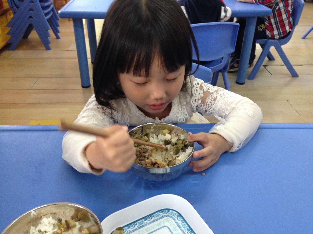 福林妈咪|中班孩子大部分都不会用筷子？家长和老师图省事，孩子错过锻炼期
