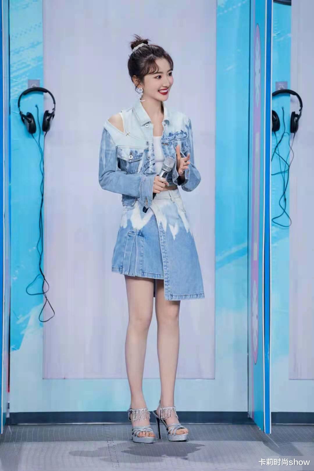 卡莉时尚show|毛晓彤越来越有“女团味”了，极简一身黑也能穿得这么潮，够排面