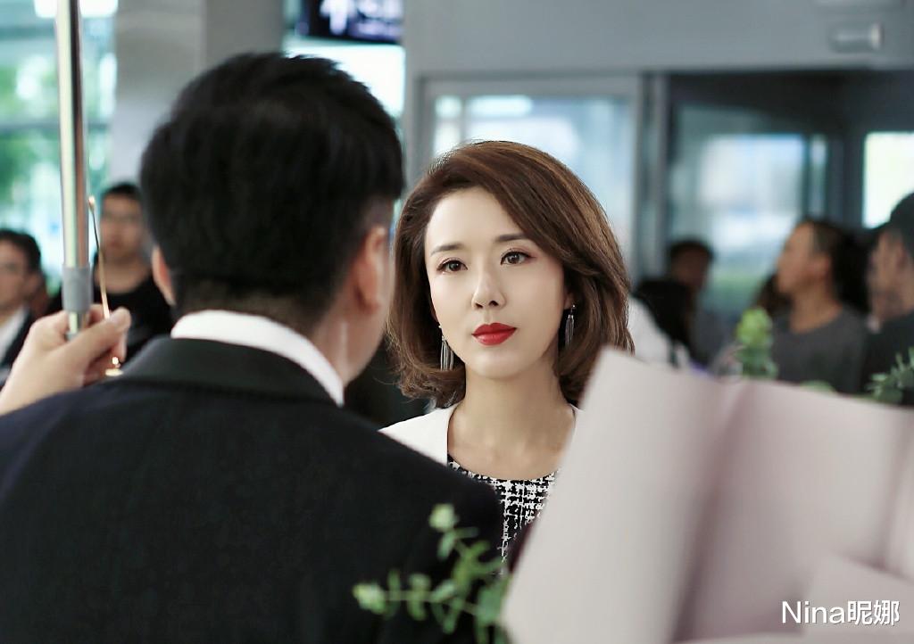 颜丹晨|颜丹晨“最美嫦娥”不白叫的，穿露脐装情人节上卫视，雪白“马蜂腰”太晃眼