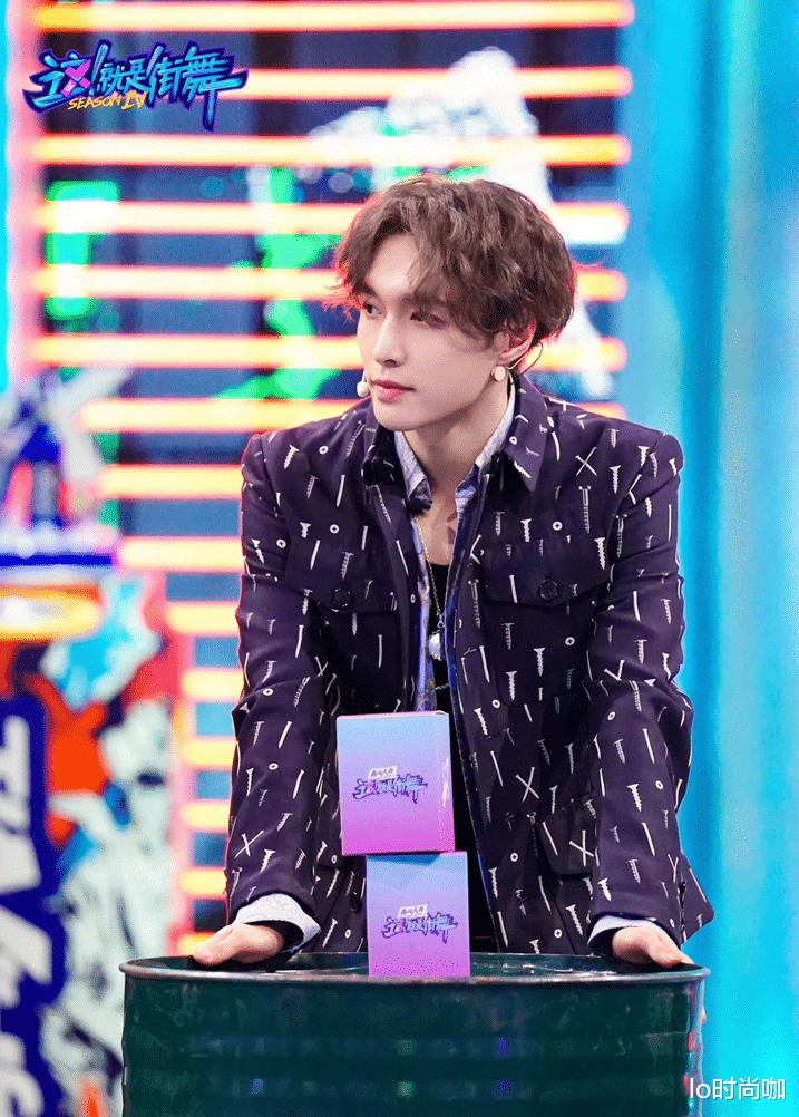 lo时尚咖|张艺兴在《街舞4》里潮男范太足，抽象印花太炫酷，简单却不平庸