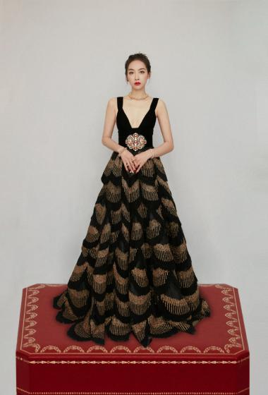 宋茜|宋茜暮金孔雀翎礼服，裙摆倾泻而下璀璨闪耀，优雅又有一丝性感