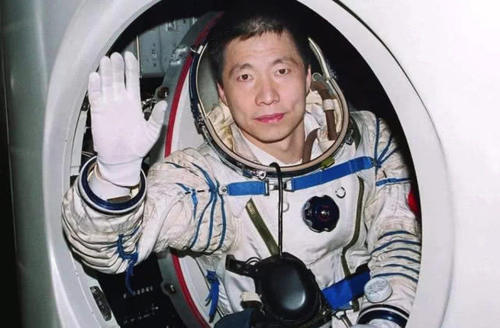 探测器 撒贝宁问一套太空服要多少钱，杨利伟的5个人让人瞬间窒息