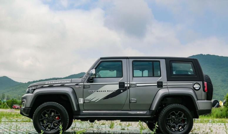 我已是短发|只喝92号“粗粮”的“越野王”,全车3把锁+四驱,2.0T爆224马力