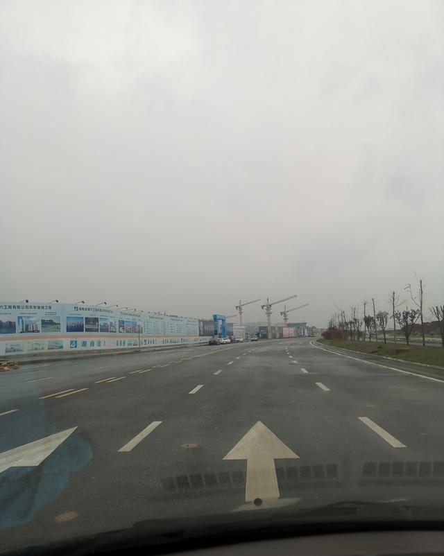 绿柳但歌 永州湘江西路变得越来越漂亮，江边有好多的风筝