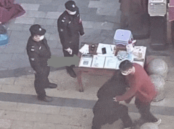 女子被查绿码遮遮掩掩,丈夫抢手机未果,抓头发将女子拖行几米远