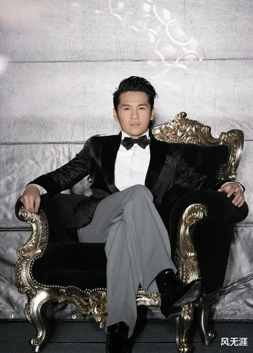 曹格|曹格妻女近照曝光：母女玩自拍，11岁女儿高颜值好身材不输妈妈