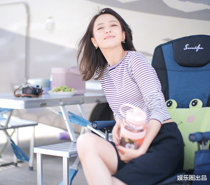 佟丽娅|佟丽娅“度假照”火了，手中水杯又大又粗，少女感藏不住啊