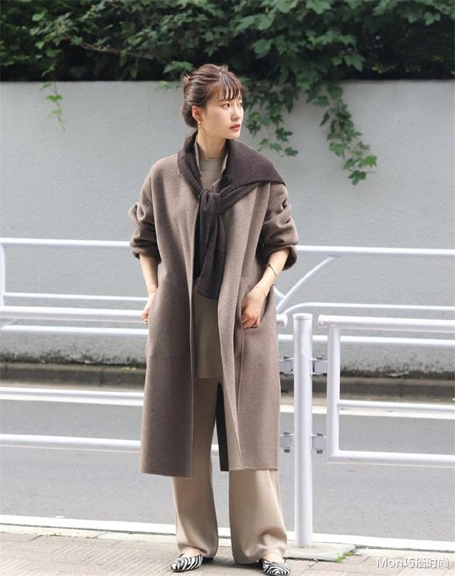 Mon巧搭时尚|秋冬穿大衣只会配靴子？翻翻这本日杂，你就知道怎么穿了，特时髦