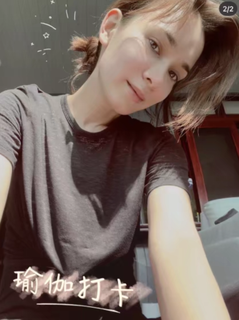 韩庚|韩庚老婆怀孕了?家中素颜做瑜伽小腹凸起,刻意遮挡腹部遭质疑