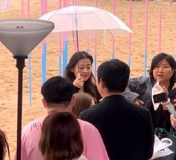 梅婷|梦幻联动！46岁梅婷素颜同框刘烨妻子，年龄小的安娜太显老