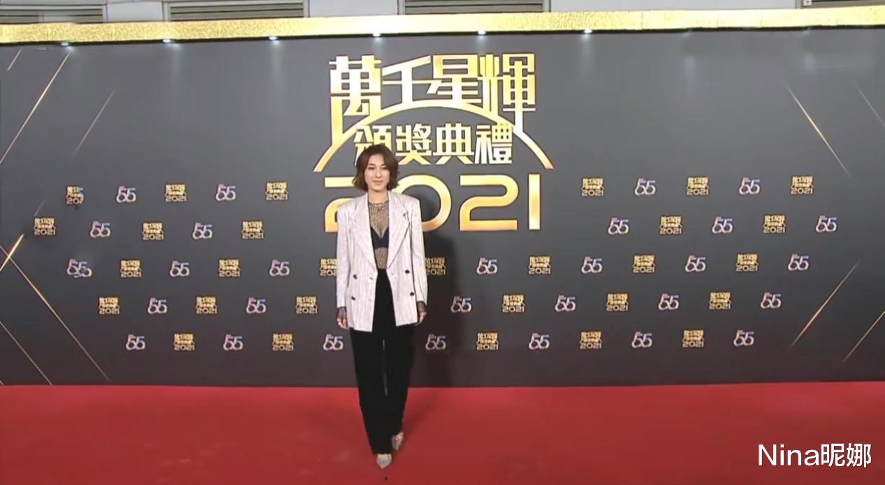 钟嘉欣|真替钟嘉欣捏把汗!走TVB颁奖红毯就穿西装,搭透视装众女星成陪衬
