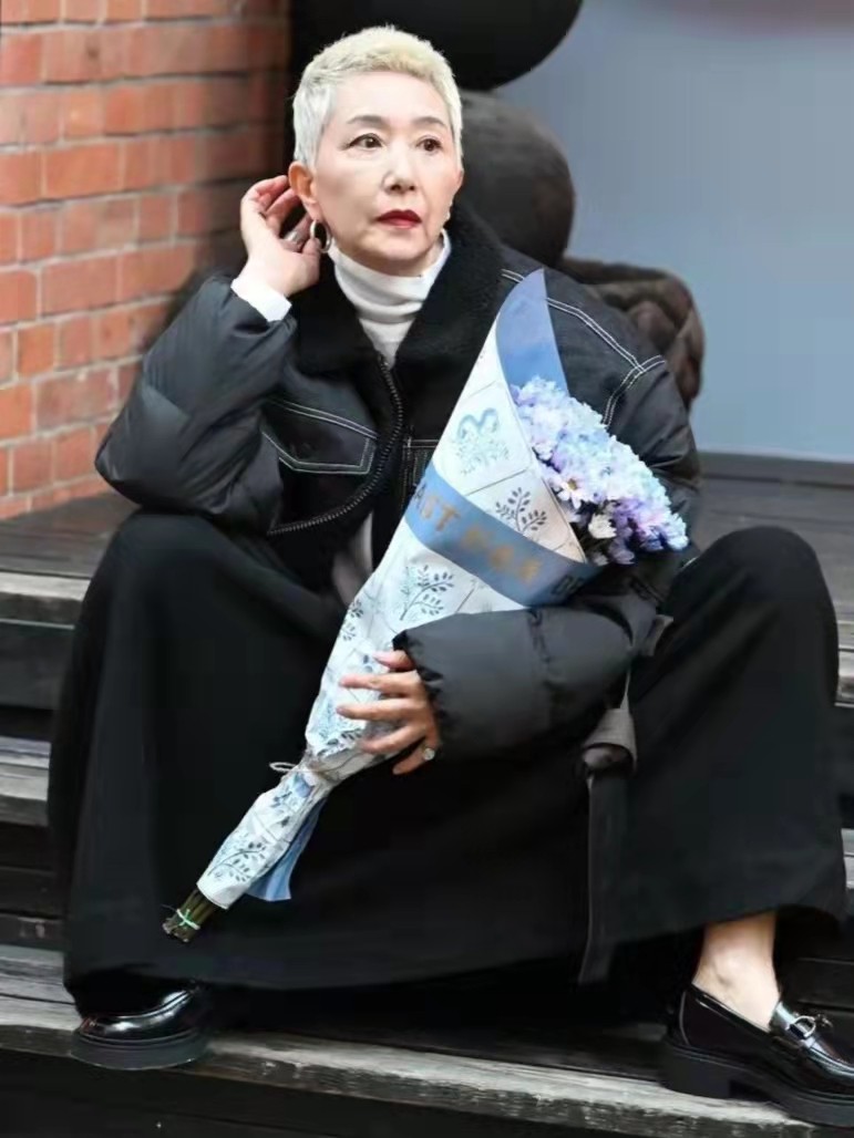 蔬菜 看不出她已经60岁了，白色超短发又酷又飒，时髦穿搭比年轻人还潮