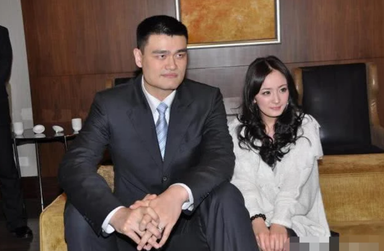 谭松韵|明星与姚明“合影”，每一位都成了侏儒，唯她仍显得高挑！