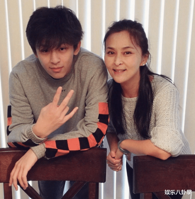 黄志忠|他成名后抛弃妻子，为娶娇妻愿净身出户，今52岁仍孤身一人