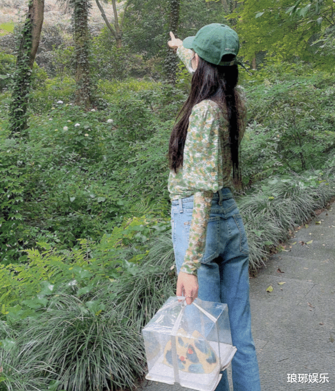 教练|29岁迪丽热巴晒旅游照，穿牛仔裤展现身材，戴上口罩后还能这么美