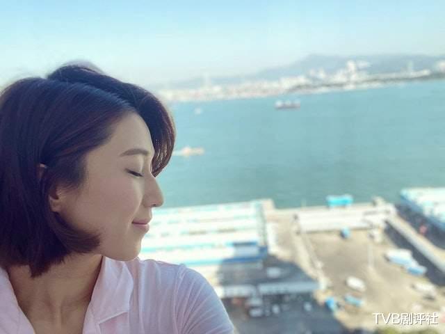 钟嘉欣|钟嘉欣回应失落视后自认看淡奖项，网友猜测或跟合约有关