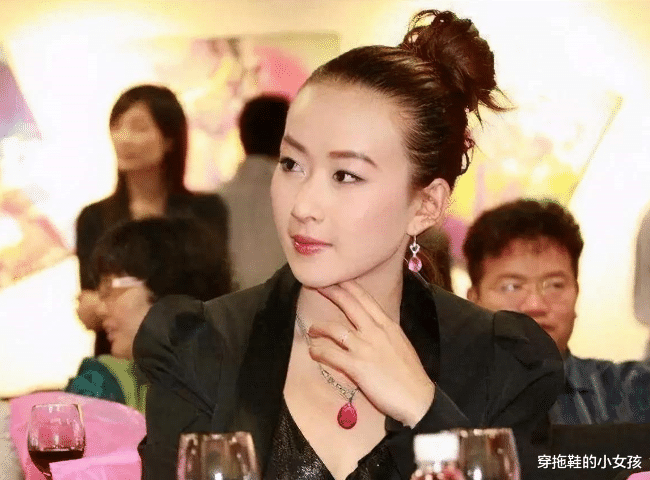 穿拖鞋的小女孩 中国又一女富豪崛起！23岁“临危”继承家业，如今掌控9000亿帝国