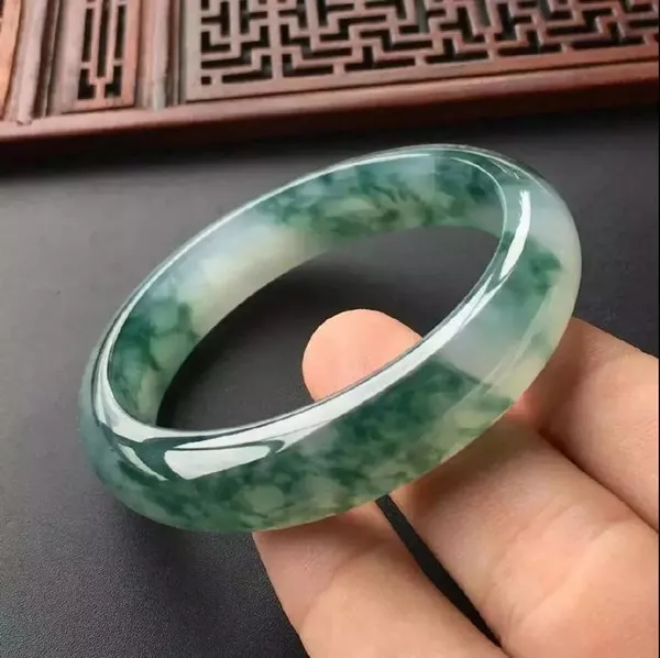 翡翠|一块重15公斤的木那翡翠原石，皮壳紧致无裂，成品让人眼前一亮！