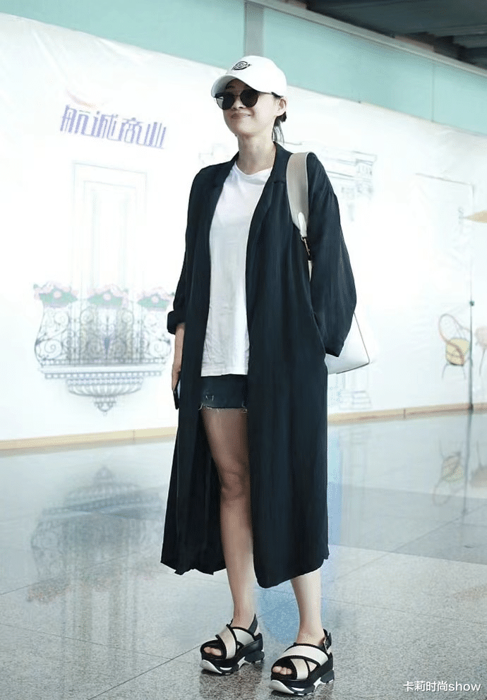 卡莉时尚show|梅婷私服比小姑娘还潮，一身黑看似简单却不普通，时髦又显身材