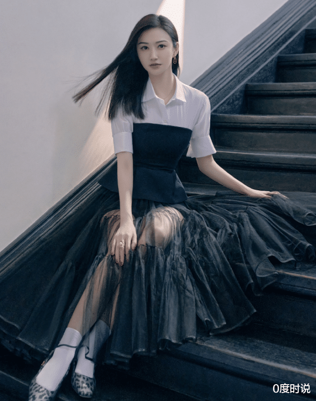 0度时说|景甜又因身材上热搜,黑色长裙秀丰腴体态,难怪张继科主动追求她