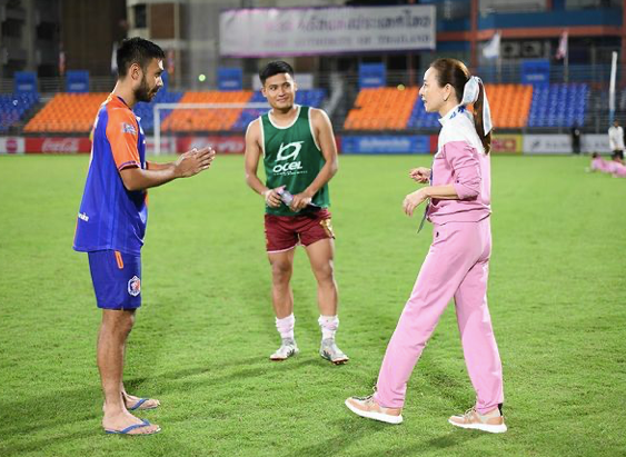 全球时尚风行|泰国华裔富婆真会扮嫩!粉+白看着都水嫩,被肌肉男包围满面春风